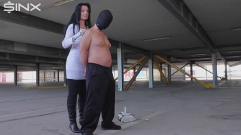 Im Parkhaus die Nippel genadelt Screencap 45 on sinx.preview.netperv.com