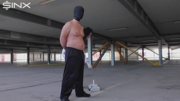 Im Parkhaus die Nippel genadelt Screencap 11 on sinx.preview.netperv.com