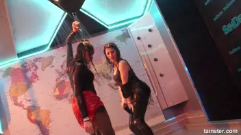 Dancing babes Screencap 84 on sinx.preview.netperv.com