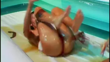 Trying To Maintain Their Composure In The Oil Screencap 57 on sinx.preview.netperv.com