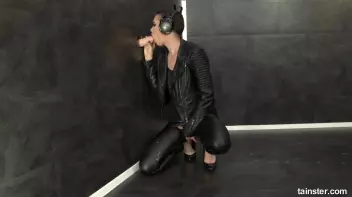 Cute DJ gets bit slimy Screencap 9 on sinx.preview.netperv.com