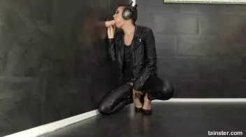 Cute DJ gets bit slimy Screencap 11 on sinx.preview.netperv.com