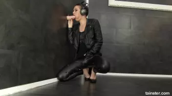 Cute DJ gets bit slimy Screencap 13 on sinx.preview.netperv.com