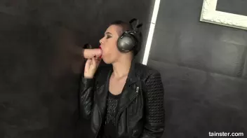 Cute DJ gets bit slimy Screencap 14 on sinx.preview.netperv.com