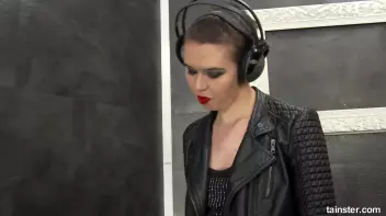 Cute DJ gets bit slimy Screencap 6 on sinx.preview.netperv.com