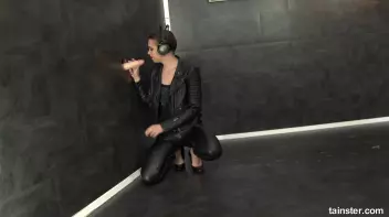 Cute DJ gets bit slimy Screencap 7 on sinx.preview.netperv.com