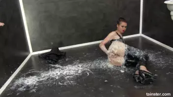 Cute DJ gets bit slimy Screencap 80 on sinx.preview.netperv.com