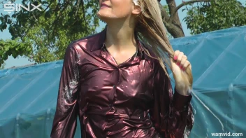 Messy blonde hoses herself down Screencap 32 on sinx.preview.netperv.com