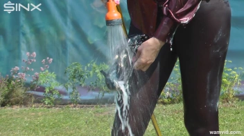 Messy blonde hoses herself down Screencap 12 on sinx.preview.netperv.com