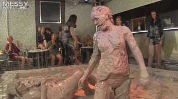 Muddy Wrestling: Jean Dreams Lola vs. Jesica Screencap 79 on sinx.preview.netperv.com