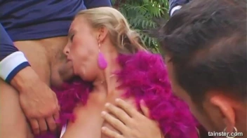 Sabrina White Gets Wet Screencap 30 on sinx.preview.netperv.com