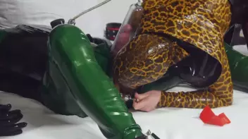 Latexgelüste 3 Screencap 43 on sinx.preview.netperv.com