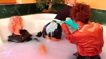 Three Hot Babes In One Tub Screencap 51 on sinx.preview.netperv.com