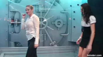 Soaking wet babes shaking their booties Screencap 72 on sinx.preview.netperv.com