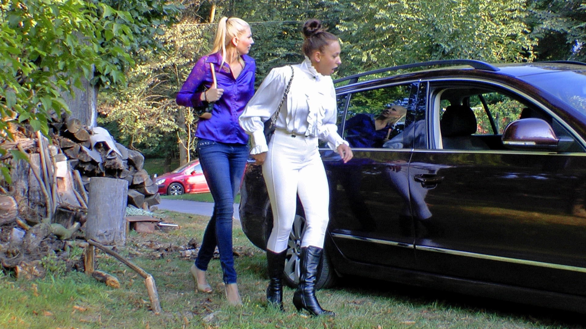 Naughty Thief Gets Into Muddy Catfight With Police Woman on sinx.preview.netperv.com