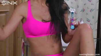 Shaving Seductress Slathers Herself In Cream Screencap 15 on sinx.preview.netperv.com