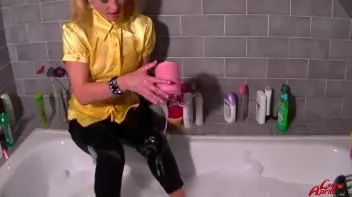 Bath Time With Leony Screencap 16 on sinx.preview.netperv.com