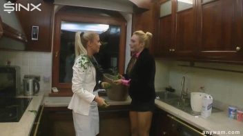 Wet and Messy Babes' Food Catfight Screencap 31 on sinx.preview.netperv.com