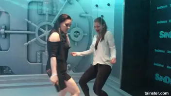 Sweet girls getting the wetlook Screencap 14 on sinx.preview.netperv.com