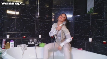 Sexy Solo Wetlook Show In White Screencap 25 on sinx.preview.netperv.com