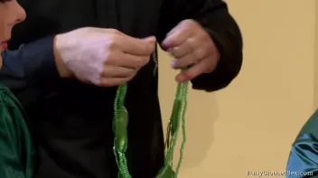 Babes In The Market For A Pearl Necklace Screencap 7 on sinx.preview.netperv.com