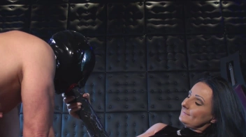Die Sklaveneier langgezogen und einen dicken Gummischwanz im Maul Screencap 18 on sinx.preview.netperv.com