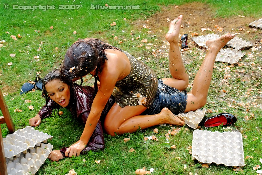 Sticky, Messy Egg Fight on sinx.preview.netperv.com