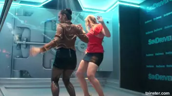 Sexy Shower Girls Screencap 32 on sinx.preview.netperv.com