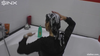 Showering Seductress Screencap 18 on sinx.preview.netperv.com