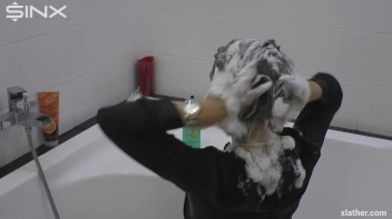 Showering Seductress Screencap 22 on sinx.preview.netperv.com