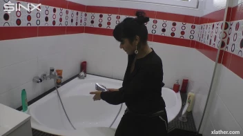 Showering Seductress Screencap 3 on sinx.preview.netperv.com