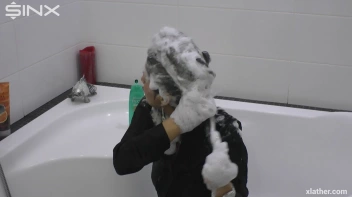 Showering Seductress Screencap 32 on sinx.preview.netperv.com