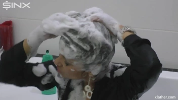 Showering Seductress Screencap 36 on sinx.preview.netperv.com