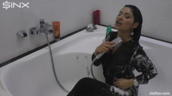 Showering Seductress Screencap 46 on sinx.preview.netperv.com