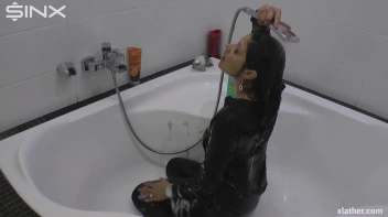 Showering Seductress Screencap 50 on sinx.preview.netperv.com