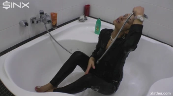 Showering Seductress Screencap 59 on sinx.preview.netperv.com