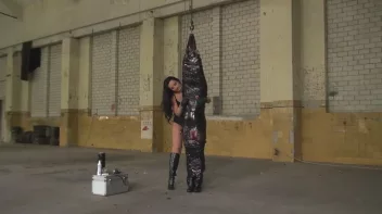 In Folie fixiert und die Nippelgefoltert mit Nadeln Screencap 14 on sinx.preview.netperv.com