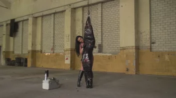 In Folie fixiert und die Nippelgefoltert mit Nadeln Screencap 16 on sinx.preview.netperv.com