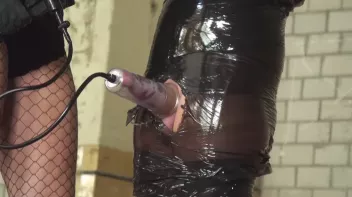 In Folie fixiert und die Nippelgefoltert mit Nadeln Screencap 46 on sinx.preview.netperv.com