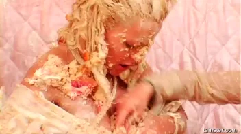 Wedding Cake Catfight Screencap 95 on sinx.preview.netperv.com