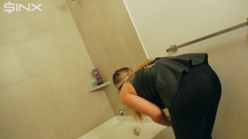 Wet Look Eurobabe Lathers Her Hair Screencap 2 on sinx.preview.netperv.com