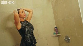 Wet Look Eurobabe Lathers Her Hair Screencap 28 on sinx.preview.netperv.com