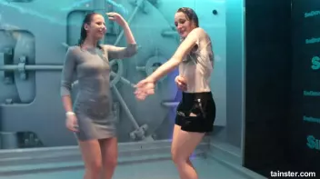 Wet amateur girls go berzerk Screencap 35 on sinx.preview.netperv.com