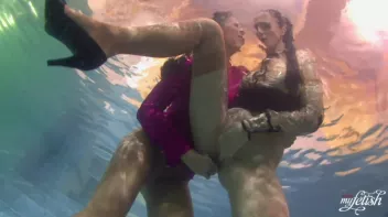 Lezzing Out In The Pool Screencap 72 on sinx.preview.netperv.com