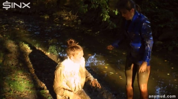Naughty Thief Gets Into Muddy Catfight With Police Woman Screencap 38 on sinx.preview.netperv.com