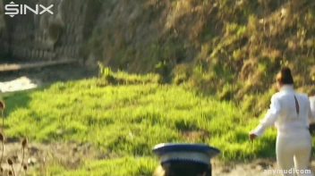 Naughty Thief Gets Into Muddy Catfight With Police Woman Screencap 4 on sinx.preview.netperv.com