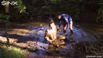 Naughty Thief Gets Into Muddy Catfight With Police Woman Screencap 40 on sinx.preview.netperv.com