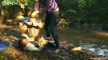 Naughty Thief Gets Into Muddy Catfight With Police Woman Screencap 62 on sinx.preview.netperv.com
