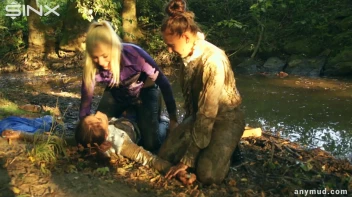 Naughty Thief Gets Into Muddy Catfight With Police Woman Screencap 72 on sinx.preview.netperv.com