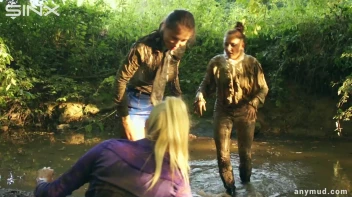 Naughty Thief Gets Into Muddy Catfight With Police Woman Screencap 76 on sinx.preview.netperv.com